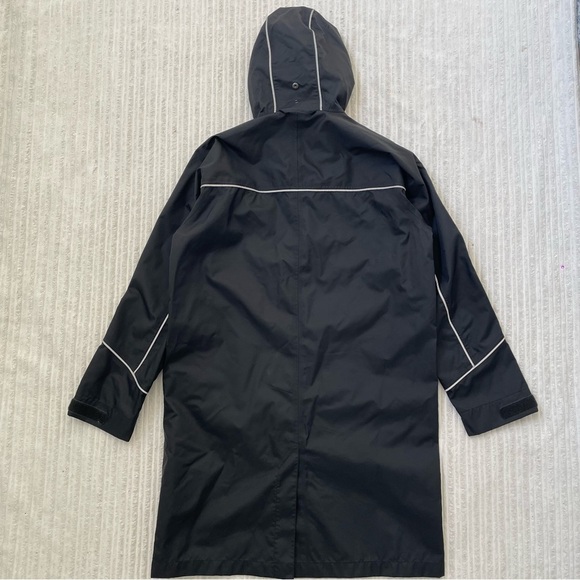 MEC Women’s Waterproof Black Outdoor Raincoat - Picture 2 of 8